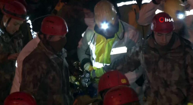 115 saat sonra çifte mucize! 6 yaşındaki Kübra ve 6 aylık hamile annesi sağ olarak kurtarıldı - Resim: 0