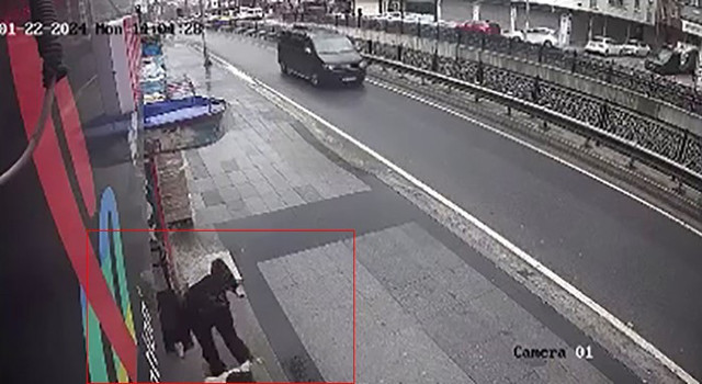 Esenyurt'ta dehşet! Bıçaklı saldırgan önüne geleni bıçakladı! 11 yaralı - Resim: 2