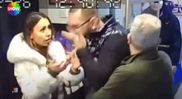 Beyoğlu'nda yaşandı: Yarım milyonluk senedi ağzına atıp yuttu! Kimse engel olamadı - Resim: 3