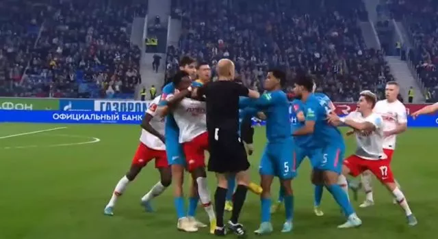 Futbol sahası ringe döndü! Zenit Spartak Moskova maçında tekme ve yumruklar havada uçuştu! - Resim: 3