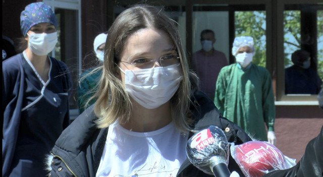 Bursa'da koronavirüsü yenen 3 kişi alkışlarla taburcu oldu hemşire de var - Resim: 1