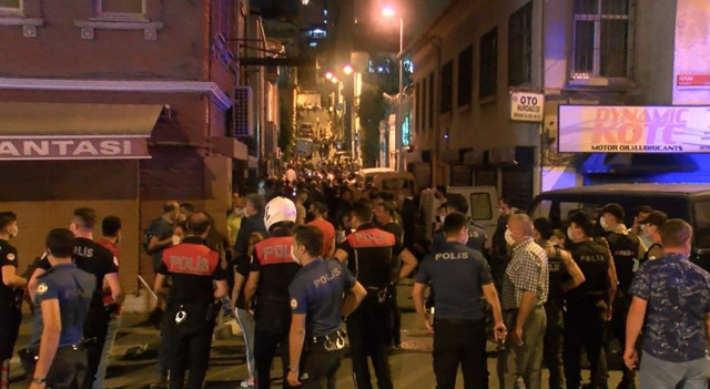 Beyoğlu'nda Pazarcılar yolu kapatıp eylem yaptı - Resim: 0