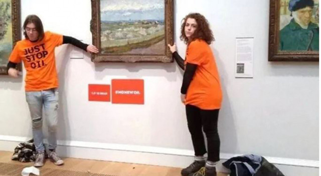 İlginç eylem! Kendilerini 1889 tarihli Van Gogh tablosuna yapıştırdılar - Resim: 0