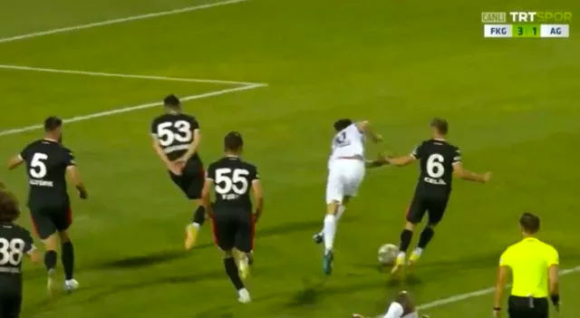 Erzurumspor-Samsunspor maçında inanılmaz pozisyon izleyenler gözlerine inanamadı - Resim: 1