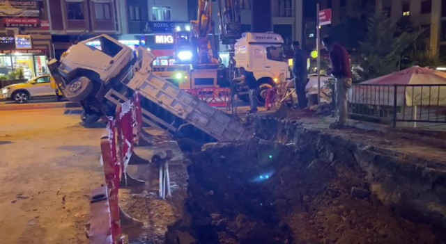 İSKİ çalışmasında yol çöktü! Hafriyat kamyonu çukura düştü - Resim: 0