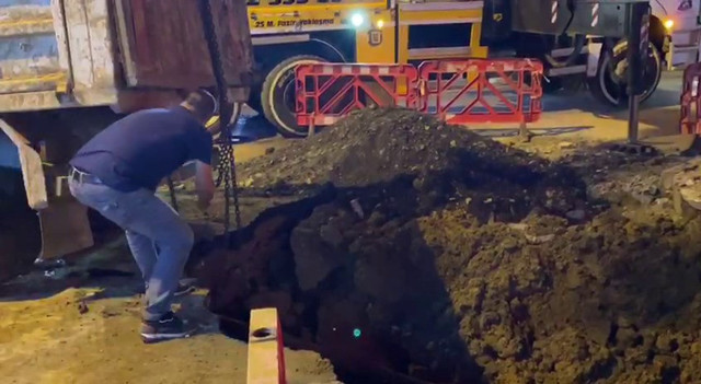 İSKİ çalışmasında yol çöktü, hafriyat kamyonu çukura düştü - Resim: 1