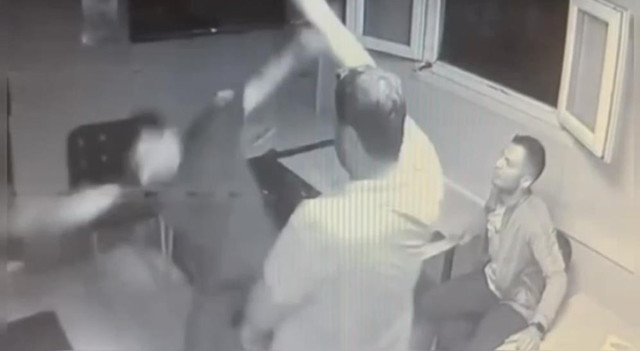 Film sahnesi gibi silahlı kavga! Görüntüler ortaya çıktı: Yumruklaşıp birbirlerine ateş açtılar! - Resim: 0