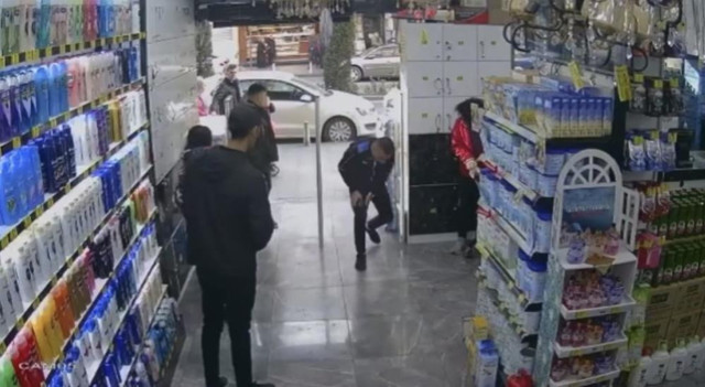 İstanbul’da silahlı saldırı kamerada! Yanlış adamı vurup kaçtı: Her şeyi böyle itiraf etti! - Resim: 2