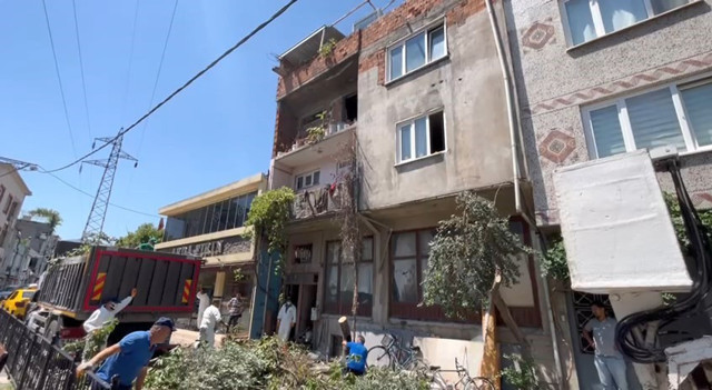 Mahalleli dayanamayıp ihbar etti, evdeki manzara şoke etti! Ekipler '3 gün sürer' diyor - Resim: 1