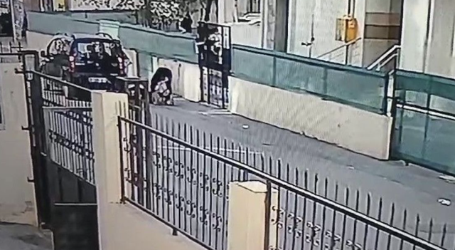 Film sahnesi değil gerçek: Sokakta yürüyen kadını kocası kaçırmaya çalıştı! O anlar kamerada... - Resim: 0