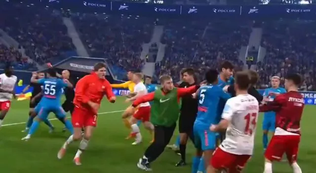 Futbol sahası ringe döndü! Zenit Spartak Moskova maçında tekme ve yumruklar havada uçuştu! - Resim: 2