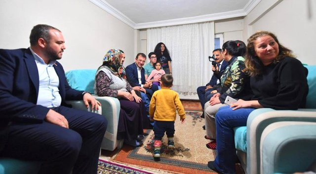 İmamoğlu, "Sen utanma, biz utanalım" dediği Cebrail'in evinde iftar yaptı - Resim: 0