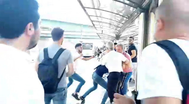 Metrobüs durağında "sigara içmeyin" dedi diye yaşlı adama acımasızca dayak attılar - Resim: 0
