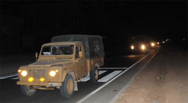 Suriye sınırına zırhlı araç takviyesi sürüyor - Resim: 0