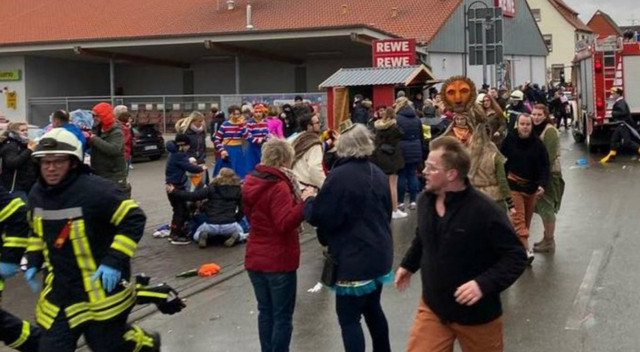 Almanya’da araç karnaval alanına daldı En az 15 yaralı - Resim: 0