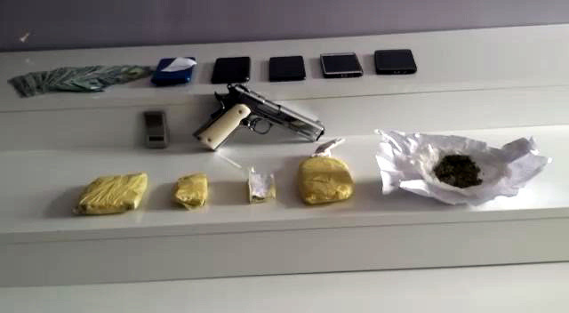 Esenyurt'ta otomobilde uyuşturucu ve silah bulunduran 5 kişi polis denetimine takıldı - Resim: 1