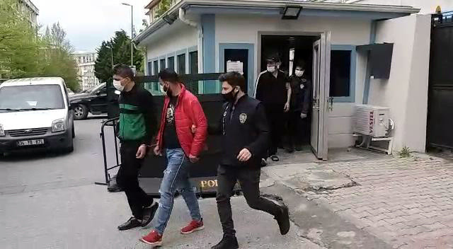 Esenyurt'ta otomobilde uyuşturucu ve silah bulunduran 5 kişi polis denetimine takıldı - Resim: 0