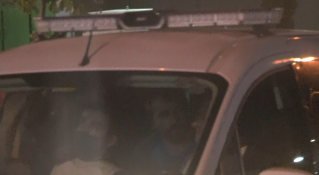 Başakşehir'de şüpheli şahıs polisi harekete geçirdi etrafa ateş açarak binaya saklandı - Resim: 1