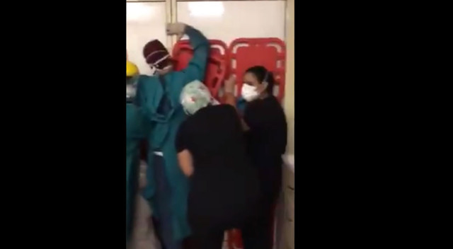 Rezaletin bu kadarı! Hasta yakınları acili bastı - Resim: 0