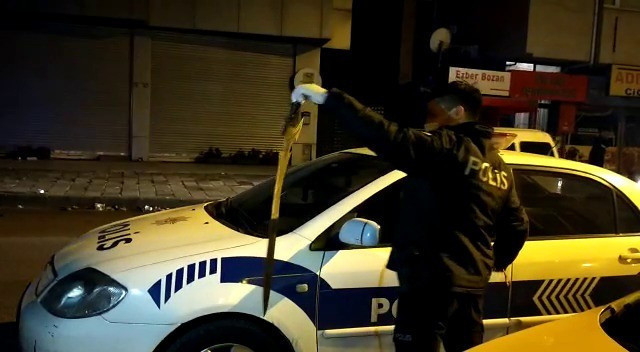 İstanbul'da alkollü müşteri kılıçla taksi durağına saldırdı! - Resim: 1