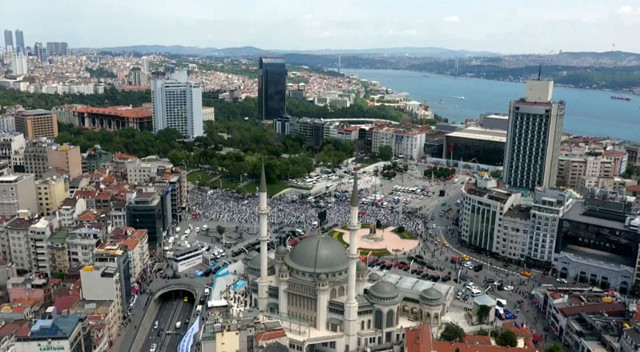 Taksim Camii ibadete açıldı binlerce insan akın etti - Resim: 0