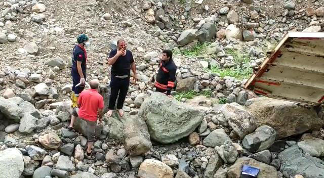 Trabzon'da kamyon dereye uçtu kanlar içinde kalan sürücü kayıp 15 bin doları aradı - Resim: 1