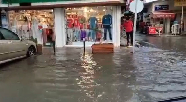 Hatay’da sağanak cadde ve sokaklar göle döndü - Resim: 0
