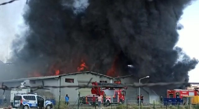 Denizli'de emniyete ait lojistik deposunda çıkan yangın kontrol altında - Resim: 0