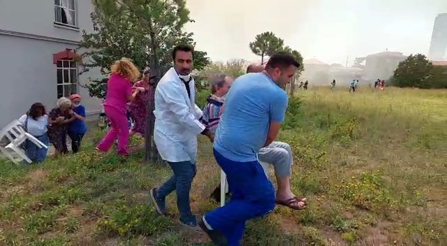 İstanbul'un tarihi Balıklı Rum Hastanesi'nde feci yangın! Alevler sardı Hastalar tahliye edildi - Resim: 1
