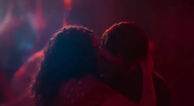 Öpüşme sahnesi olay oldu! Sıcak Kafa sosyal medyaya damga vurdu: "Abartmadan da oluyormuş" - Resim: 1