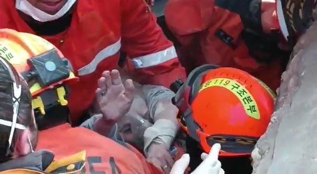 Ümit teyzenin yaşam mücadelesi! 130 saat sonra sağ kurtarıldı - Resim: 0