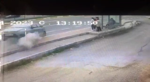 Balıkesir'de korkunç kaza! Otobüs durağına dalan otomobil dehşet saçtı: İnsalar etrafa savruldu! - Resim: 0