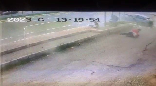 Balıkesir'de korkunç kaza! Otobüs durağına dalan otomobil dehşet saçtı: İnsalar etrafa savruldu! - Resim: 2