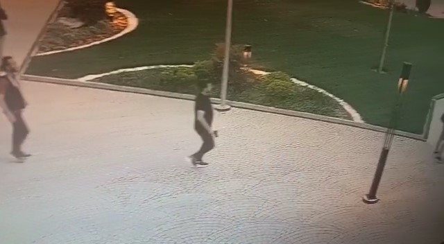 Annesinin ölümünden sorumlu tuttu! Tıp literatürüne giren kalp profesörüne silahlı saldırı kamerada - Resim: 2