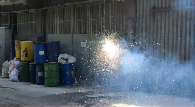 Sultangazi'de panik anları: Elektrik kabloları bomba gibi patladı! - Resim: 1