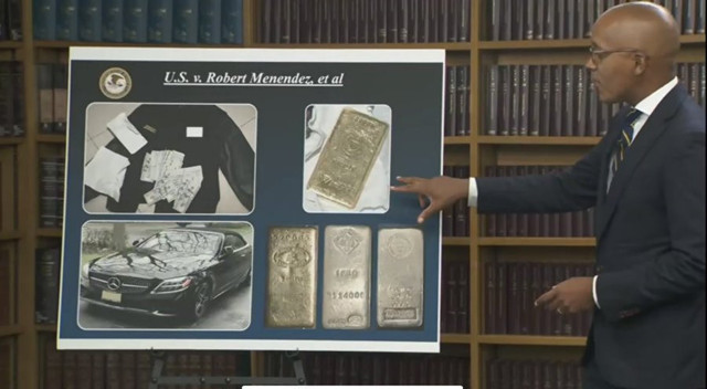 Türk düşmanı Bob Menendez malı götürmüş! Görevden alındı! Külçe külçe altın, dolar, lüks araç... - Resim: 1