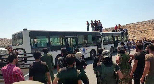 Bombalardan kaçan binlerce Suriyeli Türkiye sınırına koştu - Resim: 4