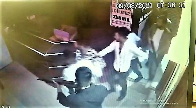 Denizli'de gazinoya gitti! Kız arkadaşını çalışırken görünce gazinoyu taradı - Resim: 2