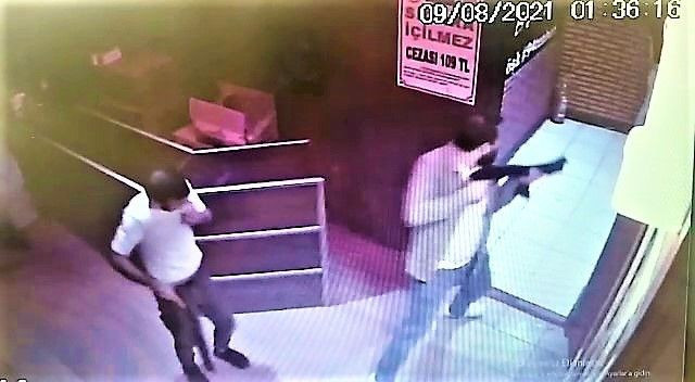 Denizli'de gazinoya gitti! Kız arkadaşını çalışırken görünce gazinoyu taradı - Resim: 3