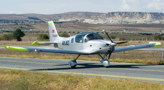 İstanbul Büyükçekmece'de eğitim uçağı düştü - Resim: 2