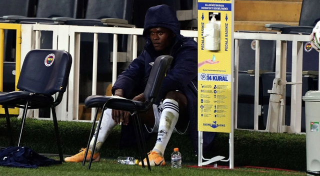 Yokları oynayan Samatta oyundan çıktıktan sonra resmen yıkıldı - Resim: 0