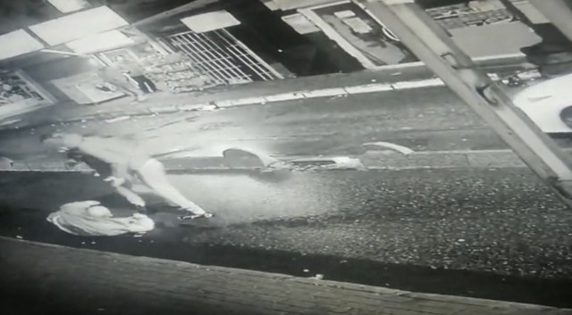 Baba oğul tekme tokat dövdü: Taksicinin gasp oyununu polis bozdu! - Resim: 2