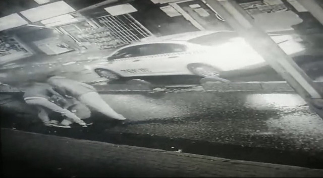 Baba oğul tekme tokat dövdü: Taksicinin gasp oyununu polis bozdu! - Resim: 3