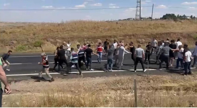 Bıçakla kendini yaralayıp yolu kapattı! "Öldüren beni" diye bağıran adama sürücülerden meydan dayağı! - Resim: 1