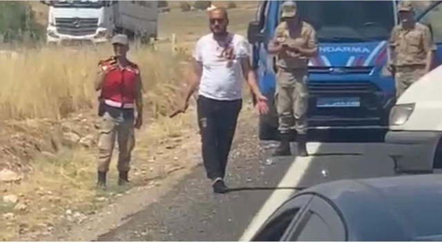 Bıçakla kendini yaralayıp yolu kapattı! "Öldüren beni" diye bağıran adama sürücülerden meydan dayağı! - Resim: 0