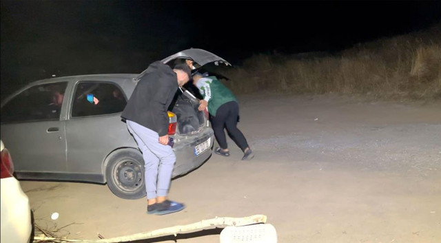 Bitlis’te piknik keyfi kabusa dönüştü ayı sofrayı bastı araca kendilerini zor attılar - Resim: 0