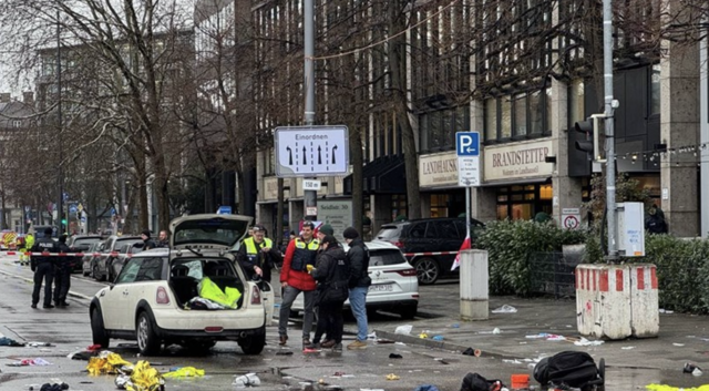 Münih'te bir araç kalabalığın arasına daldı, en az 15 yaralı var - Resim: 0