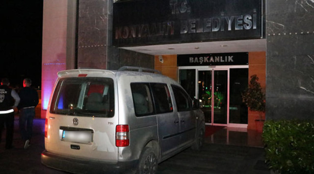 Antalya'da, alkollü sürücü kamyoneti ile belediye binasına girecekti - Resim: 0