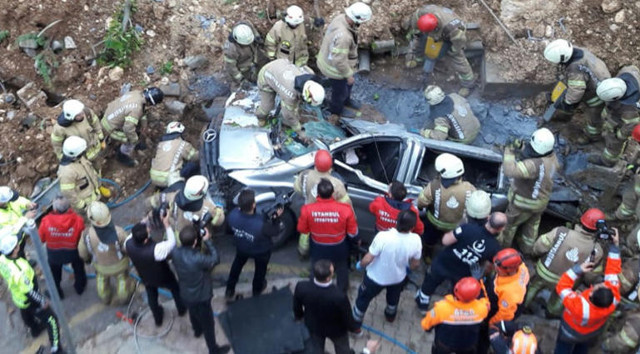 Başakşehir'de istinat duvarı çöktü - Resim: 1