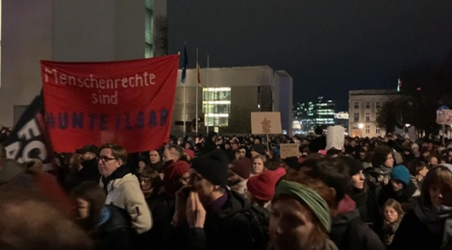 Almanya'da binlerce kişi 'mültecilere kapıları açın' diye sokağa çıktı - Resim: 0
